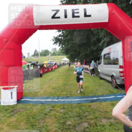 21.06.2025 - 27. Vierlanden-Triathlon MichiJ http://msf.ph/oto/8048890 15.06.2026 14:22:19 Ziel 1201, 1226 meine-sportfotos.de