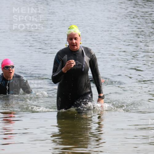 15.06.2025 - 27. Vierlanden-Triathlon Lena Gebhardt http://msf.ph/oto/8048904 15.06.2025 09:10:09 Schwimmen 213 meine-sportfotos.de