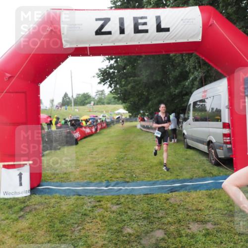 21.06.2025 - 27. Vierlanden-Triathlon MichiJ http://msf.ph/oto/8048907 15.06.2026 14:22:24 Ziel 1226, 1259 meine-sportfotos.de
