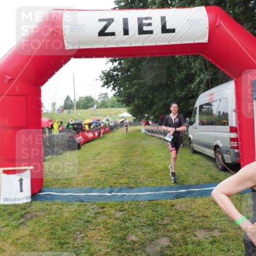21.06.2025 - 27. Vierlanden-Triathlon MichiJ http://msf.ph/oto/8048911 15.06.2026 14:22:24 Ziel 1226, 1259 meine-sportfotos.de