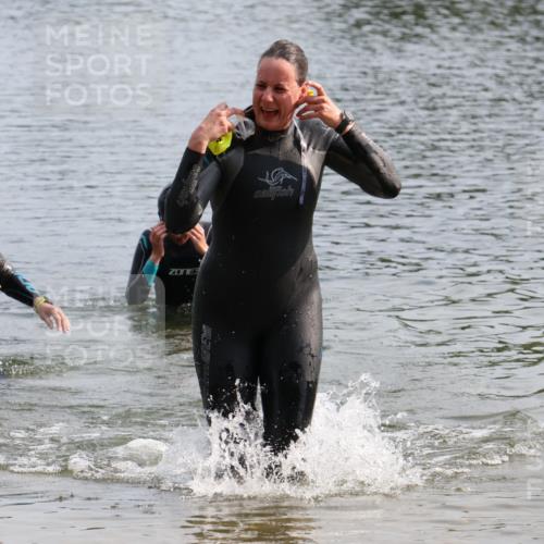 15.06.2025 - 27. Vierlanden-Triathlon Lena Gebhardt http://msf.ph/oto/8048915 15.06.2025 09:10:13 Schwimmen 213 meine-sportfotos.de