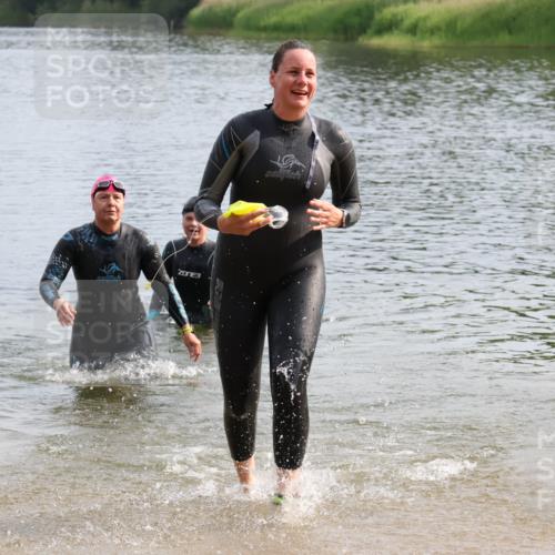 15.06.2025 - 27. Vierlanden-Triathlon Lena Gebhardt http://msf.ph/oto/8048917 15.06.2025 09:10:14 Schwimmen 213, 250 meine-sportfotos.de