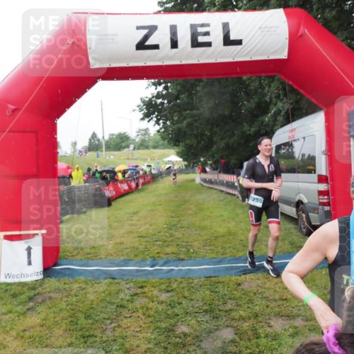 21.06.2025 - 27. Vierlanden-Triathlon MichiJ http://msf.ph/oto/8048918 15.06.2026 14:22:24 Ziel 1226, 1259 meine-sportfotos.de