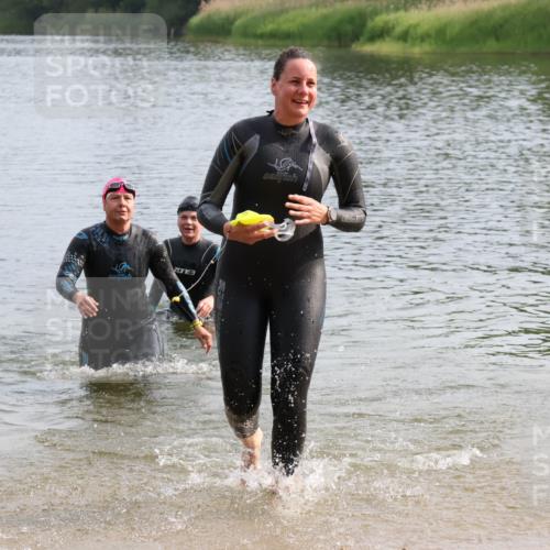 15.06.2025 - 27. Vierlanden-Triathlon Lena Gebhardt http://msf.ph/oto/8048919 15.06.2025 09:10:14 Schwimmen 213, 250 meine-sportfotos.de