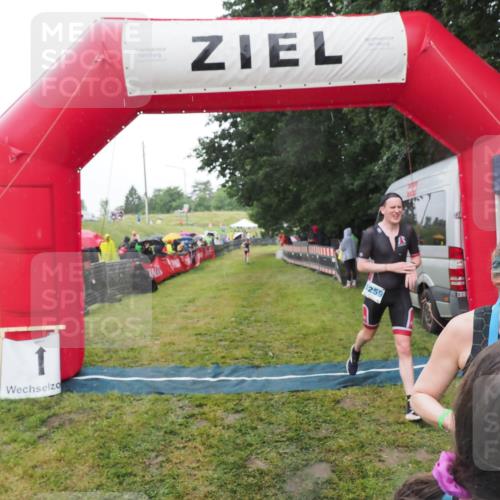 21.06.2025 - 27. Vierlanden-Triathlon MichiJ http://msf.ph/oto/8048920 15.06.2026 14:22:25 Ziel 1226, 1259 meine-sportfotos.de