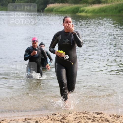 15.06.2025 - 27. Vierlanden-Triathlon Lena Gebhardt http://msf.ph/oto/8048921 15.06.2025 09:10:15 Schwimmen 213, 250 meine-sportfotos.de