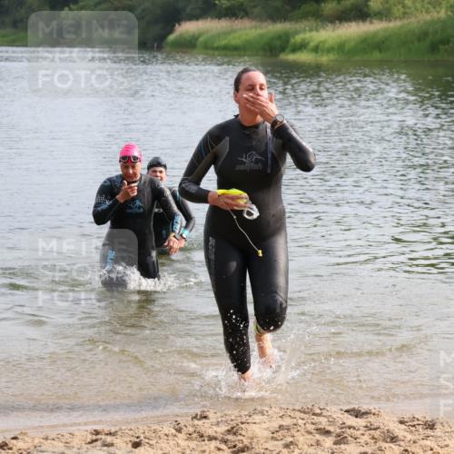 15.06.2025 - 27. Vierlanden-Triathlon Lena Gebhardt http://msf.ph/oto/8048923 15.06.2025 09:10:15 Schwimmen 213, 250 meine-sportfotos.de