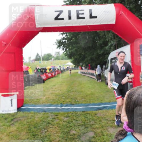 21.06.2025 - 27. Vierlanden-Triathlon MichiJ http://msf.ph/oto/8048924 15.06.2026 14:22:25 Ziel 1226, 1259 meine-sportfotos.de