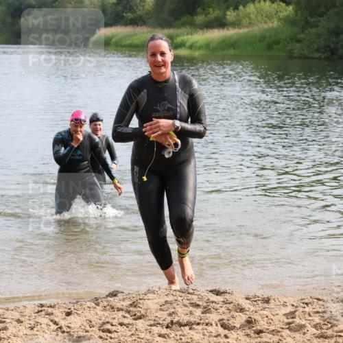 15.06.2025 - 27. Vierlanden-Triathlon Lena Gebhardt http://msf.ph/oto/8048925 15.06.2025 09:10:15 Schwimmen 213, 250 meine-sportfotos.de