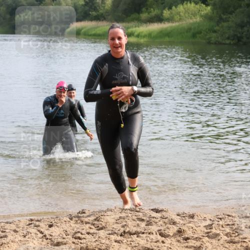 15.06.2025 - 27. Vierlanden-Triathlon Lena Gebhardt http://msf.ph/oto/8048927 15.06.2025 09:10:15 Schwimmen 213, 250 meine-sportfotos.de