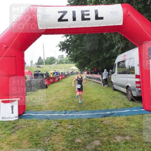 21.06.2025 - 27. Vierlanden-Triathlon MichiJ http://msf.ph/oto/8048930 15.06.2026 14:22:31 Ziel 1177, 1259 meine-sportfotos.de