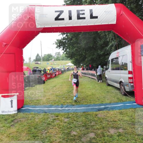 21.06.2025 - 27. Vierlanden-Triathlon MichiJ http://msf.ph/oto/8048932 15.06.2026 14:22:31 Ziel 1177, 1259 meine-sportfotos.de