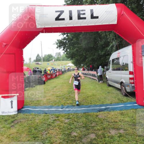 21.06.2025 - 27. Vierlanden-Triathlon MichiJ http://msf.ph/oto/8048934 15.06.2026 14:22:31 Ziel 1177, 1259 meine-sportfotos.de