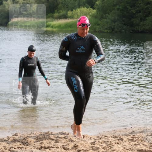 15.06.2025 - 27. Vierlanden-Triathlon Lena Gebhardt http://msf.ph/oto/8048938 15.06.2025 09:10:20 Schwimmen 213, 218, 250 meine-sportfotos.de