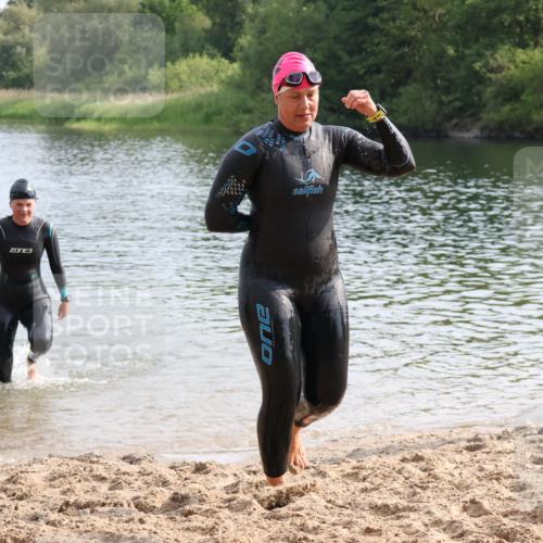 15.06.2025 - 27. Vierlanden-Triathlon Lena Gebhardt http://msf.ph/oto/8048942 15.06.2025 09:10:20 Schwimmen 213, 218, 250 meine-sportfotos.de