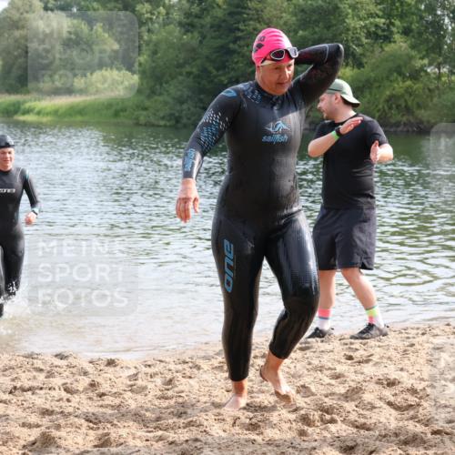 15.06.2025 - 27. Vierlanden-Triathlon Lena Gebhardt http://msf.ph/oto/8048944 15.06.2025 09:10:21 Schwimmen 213, 218, 250 meine-sportfotos.de