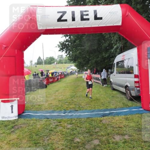 21.06.2025 - 27. Vierlanden-Triathlon MichiJ http://msf.ph/oto/8048947 15.06.2026 14:22:40 Ziel 894 meine-sportfotos.de