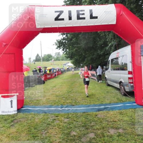 21.06.2025 - 27. Vierlanden-Triathlon MichiJ http://msf.ph/oto/8048952 15.06.2026 14:22:40 Ziel 894 meine-sportfotos.de