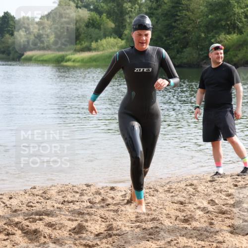 15.06.2025 - 27. Vierlanden-Triathlon Lena Gebhardt http://msf.ph/oto/8048955 15.06.2025 09:10:24 Schwimmen 213, 218, 250 meine-sportfotos.de