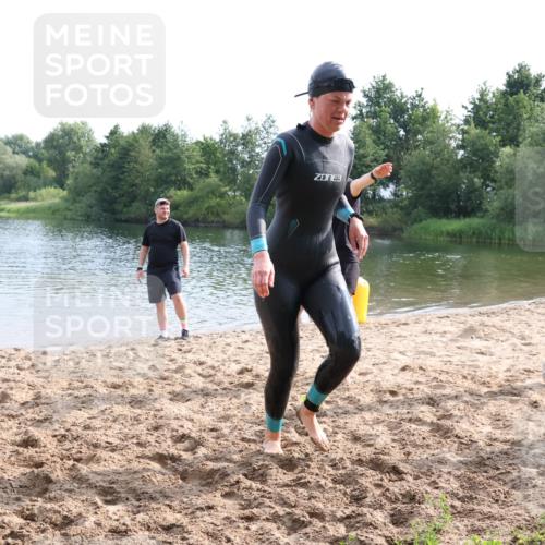 15.06.2025 - 27. Vierlanden-Triathlon Lena Gebhardt http://msf.ph/oto/8048957 15.06.2025 09:10:26 Schwimmen 213, 218, 250 meine-sportfotos.de