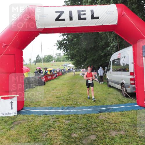 21.06.2025 - 27. Vierlanden-Triathlon MichiJ http://msf.ph/oto/8048958 15.06.2026 14:22:40 Ziel 894 meine-sportfotos.de