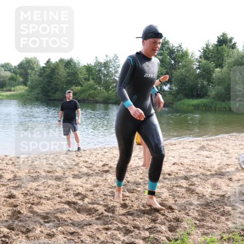 15.06.2025 - 27. Vierlanden-Triathlon Lena Gebhardt http://msf.ph/oto/8048959 15.06.2025 09:10:26 Schwimmen 213, 218, 250 meine-sportfotos.de