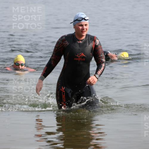 15.06.2025 - 27. Vierlanden-Triathlon Lena Gebhardt http://msf.ph/oto/8048961 15.06.2025 09:11:45 Schwimmen 245 meine-sportfotos.de