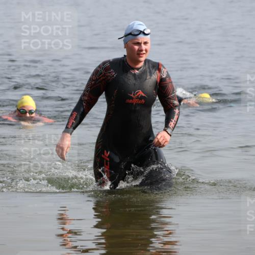 15.06.2025 - 27. Vierlanden-Triathlon Lena Gebhardt http://msf.ph/oto/8048963 15.06.2025 09:11:45 Schwimmen 245 meine-sportfotos.de