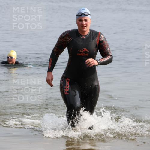 15.06.2025 - 27. Vierlanden-Triathlon Lena Gebhardt http://msf.ph/oto/8048964 15.06.2025 09:11:48 Schwimmen 229, 245 meine-sportfotos.de