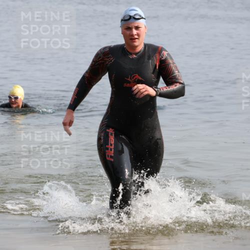 15.06.2025 - 27. Vierlanden-Triathlon Lena Gebhardt http://msf.ph/oto/8048966 15.06.2025 09:11:48 Schwimmen 229, 245 meine-sportfotos.de