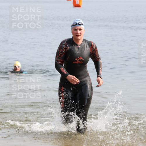 15.06.2025 - 27. Vierlanden-Triathlon Lena Gebhardt http://msf.ph/oto/8048968 15.06.2025 09:11:49 Schwimmen 229, 245 meine-sportfotos.de