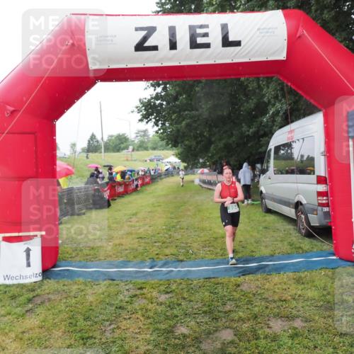 21.06.2025 - 27. Vierlanden-Triathlon MichiJ http://msf.ph/oto/8048969 15.06.2026 14:22:41 Ziel 894 meine-sportfotos.de