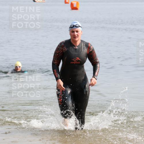 15.06.2025 - 27. Vierlanden-Triathlon Lena Gebhardt http://msf.ph/oto/8048970 15.06.2025 09:11:49 Schwimmen 229, 245 meine-sportfotos.de