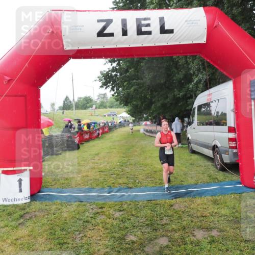 21.06.2025 - 27. Vierlanden-Triathlon MichiJ http://msf.ph/oto/8048971 15.06.2026 14:22:41 Ziel 894 meine-sportfotos.de