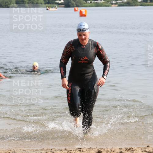 15.06.2025 - 27. Vierlanden-Triathlon Lena Gebhardt http://msf.ph/oto/8048972 15.06.2025 09:11:50 Schwimmen 229, 245 meine-sportfotos.de