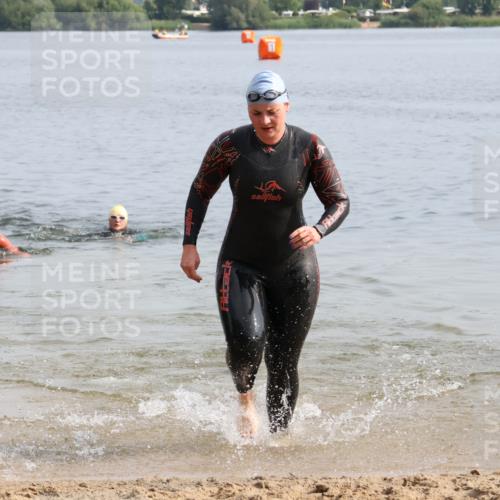 15.06.2025 - 27. Vierlanden-Triathlon Lena Gebhardt http://msf.ph/oto/8048974 15.06.2025 09:11:50 Schwimmen 229, 245 meine-sportfotos.de