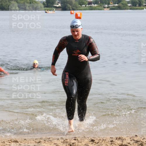 15.06.2025 - 27. Vierlanden-Triathlon Lena Gebhardt http://msf.ph/oto/8048975 15.06.2025 09:11:50 Schwimmen 229, 245 meine-sportfotos.de