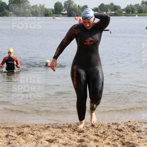 15.06.2025 - 27. Vierlanden-Triathlon Lena Gebhardt http://msf.ph/oto/8048979 15.06.2025 09:11:51 Schwimmen 229, 245 meine-sportfotos.de