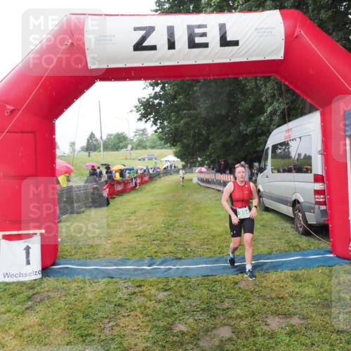 21.06.2025 - 27. Vierlanden-Triathlon MichiJ http://msf.ph/oto/8048980 15.06.2026 14:22:42 Ziel 894 meine-sportfotos.de