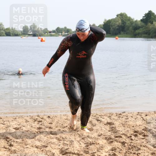 15.06.2025 - 27. Vierlanden-Triathlon Lena Gebhardt http://msf.ph/oto/8048982 15.06.2025 09:11:52 Schwimmen 215, 229, 245 meine-sportfotos.de