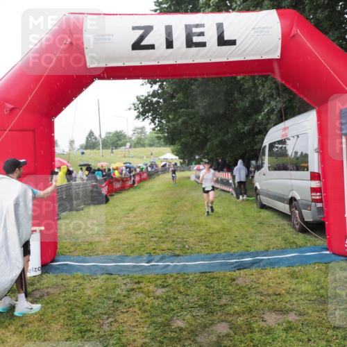 21.06.2025 - 27. Vierlanden-Triathlon MichiJ http://msf.ph/oto/8048983 15.06.2026 14:22:47 Ziel 886, 894 meine-sportfotos.de