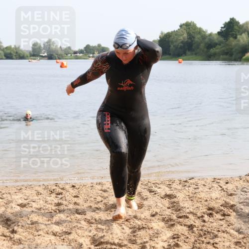 15.06.2025 - 27. Vierlanden-Triathlon Lena Gebhardt http://msf.ph/oto/8048984 15.06.2025 09:11:52 Schwimmen 215, 229, 245 meine-sportfotos.de