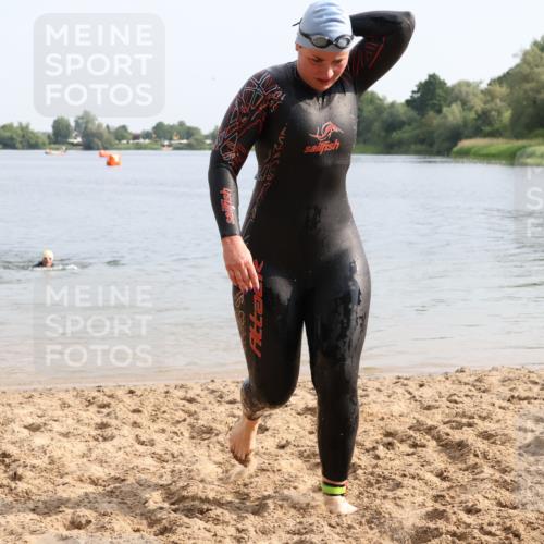 15.06.2025 - 27. Vierlanden-Triathlon Lena Gebhardt http://msf.ph/oto/8048986 15.06.2025 09:11:52 Schwimmen 215, 229, 245 meine-sportfotos.de