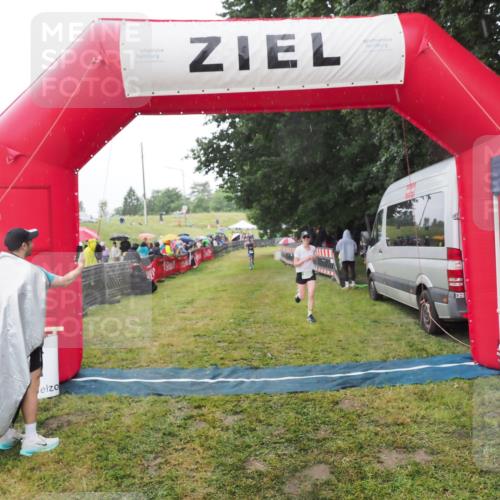 21.06.2025 - 27. Vierlanden-Triathlon MichiJ http://msf.ph/oto/8048987 15.06.2026 14:22:48 Ziel 886, 894 meine-sportfotos.de