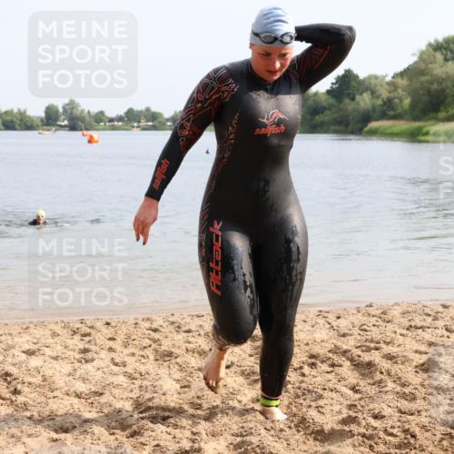 15.06.2025 - 27. Vierlanden-Triathlon Lena Gebhardt http://msf.ph/oto/8048988 15.06.2025 09:11:52 Schwimmen 215, 229, 245 meine-sportfotos.de