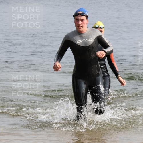 15.06.2025 - 27. Vierlanden-Triathlon Lena Gebhardt http://msf.ph/oto/8048993 15.06.2025 09:11:55 Schwimmen 201, 215, 229, 245 meine-sportfotos.de