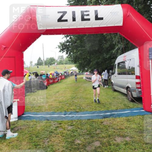 21.06.2025 - 27. Vierlanden-Triathlon MichiJ http://msf.ph/oto/8048996 15.06.2026 14:22:48 Ziel 886, 894 meine-sportfotos.de