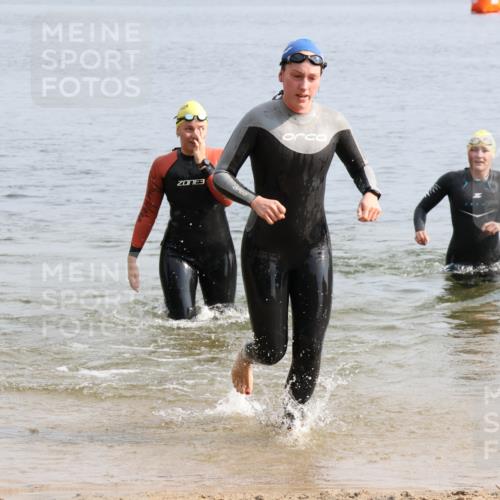 15.06.2025 - 27. Vierlanden-Triathlon Lena Gebhardt http://msf.ph/oto/8048997 15.06.2025 09:11:56 Schwimmen 201, 215, 229, 245 meine-sportfotos.de