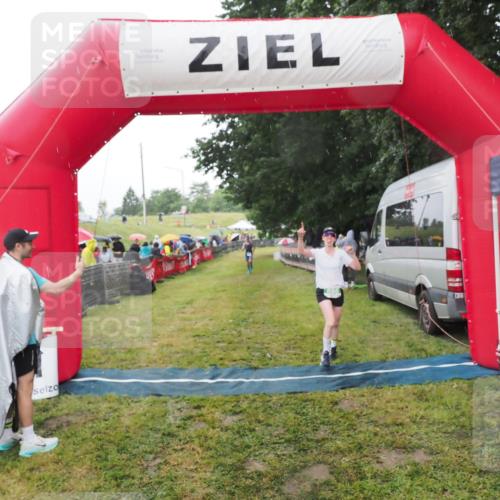 21.06.2025 - 27. Vierlanden-Triathlon MichiJ http://msf.ph/oto/8049002 15.06.2026 14:22:49 Ziel 886, 1317 meine-sportfotos.de