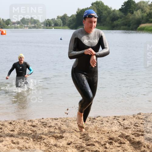 15.06.2025 - 27. Vierlanden-Triathlon Lena Gebhardt http://msf.ph/oto/8049004 15.06.2025 09:11:58 Schwimmen 201, 215, 229, 245 meine-sportfotos.de